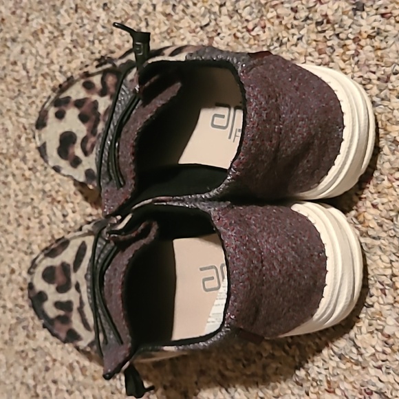 Leopard print/solid Hey Dudes - Picture 2 of 4